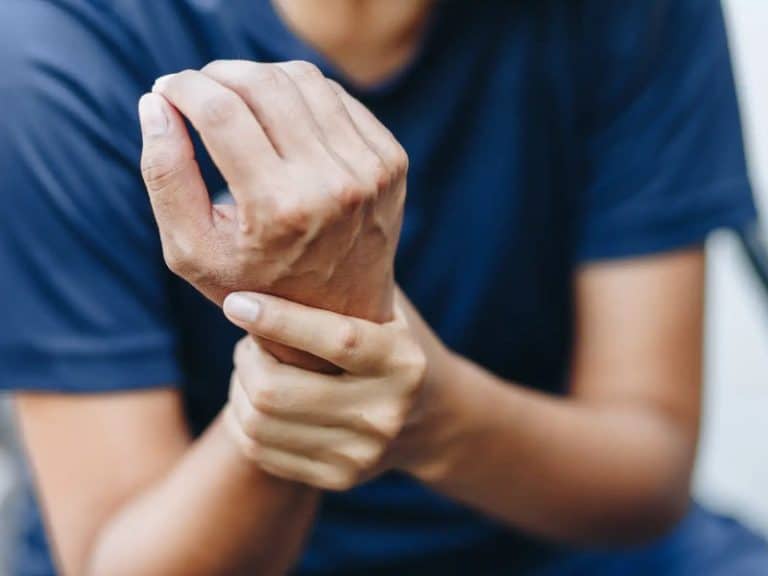 Dolor en la muñeca al girar o doblarla: Posibles causas – Clinica Handfix